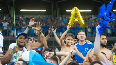 Fernando Moreno/AGIF- Torcedores do Cruzeiro celebrando o acesso à Série A
