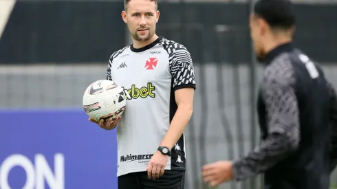 Foto: (Daniel Ramalho/Vasco) – Alex Clapham tem feito parte do dia a dia do Vasco 
