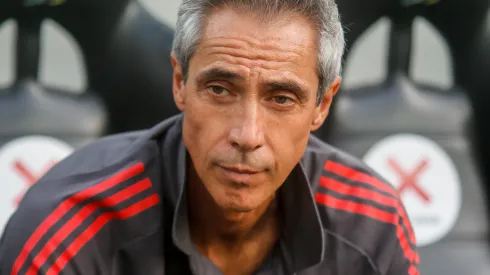 Foto: (Gabriel Machado/AGIF) – Paulo Sousa não deixou saudade em boa parte da torcida do Flamengo
