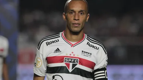 Fotos: Rubens Chiri / saopaulofc.net – Miranda comenta futuro no São Paulo
