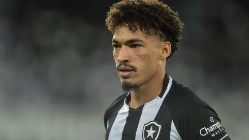 Foto: (Thiago Ribeiro/AGIF) – Adryelson tem sido um dos grandes nomes do Botafogo nos últimos jogos do Brasileirão
