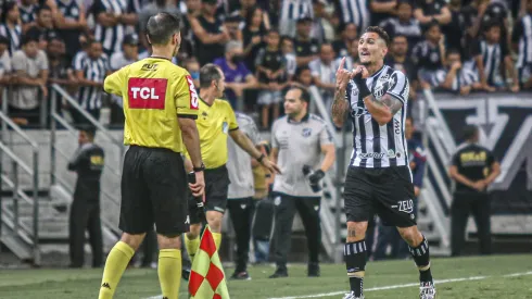 Foto: (Lucas Emanuel/AGIF) – Vina foi expulso por reclamação e irritou a torcida do Ceará nesta quarta (5)
