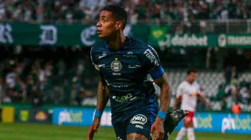 Foto: (Gabriel Machado/AGIF) - Alef Manga marcou um golaço na vitória do Coritiba neste domingo (9)