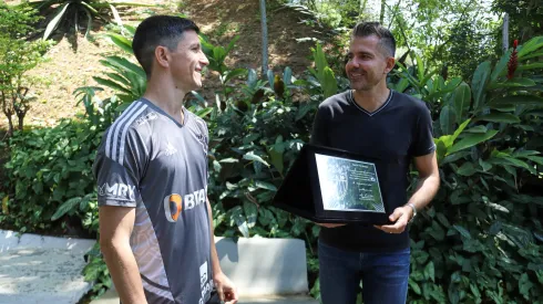 Foto: (Bruno Sousa/Atlético) – Nacho Fernández recebe a placa de 100 jogos pelo Atlético das mãos de Victor Bagy, gerente de futebol do Galo
