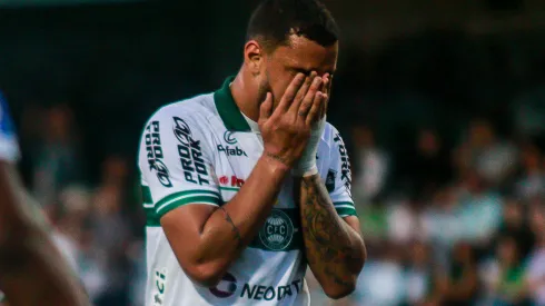 Foto: (Gabriel Machado/AGIF) – Thonny Anderson foi criticado pela torcida do Coritiba após cometer um erro crucial no clássico contra o Athletico
