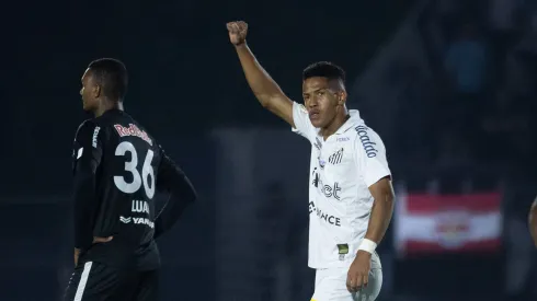 Foto: (Diogo Reis/AGIF) – Ângelo marcou um dos gols da vitória do Santos nesta segunda (17)
