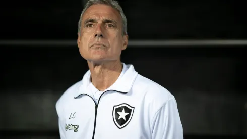 Foto: (Jorge Rodrigues/AGIF) – Luís Castro escreveu uma mensagem parabenizando Mané Garrincha, ídolo do Botafogo, que completaria 89 anos nesta terça (18)
