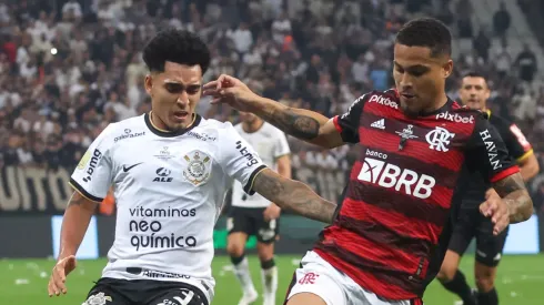 Foto: Marcello Zambrana/AGIF – Du Queiroz disputa bola com João Gomes
