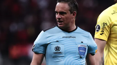 Foto: (Ettore Chiereguini/AGIF) - Patricio Loustau apita a final da Libertadores entre Athletico-PR e Flamengo