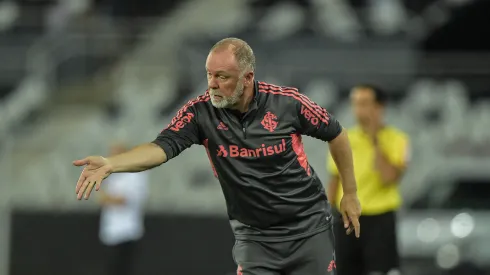 Foto: (Thiago Ribeiro/AGIF) – Mano Menezes, do Internacional, é um dos cinco técnicos que mais foram advertidos com cartões neste Brasileirão
