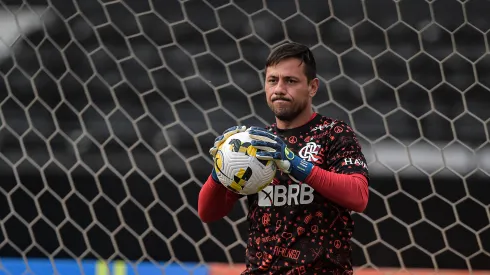 Foto: (Thiago Ribeiro/AGIF) – Diego Alves deve ser o goleiro titular do Flamengo diante do Santos
