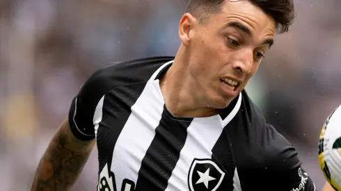 Foto: (Jorge Rodrigues/AGIF) – Renzo Saravia se mostrou confortável vestindo a camisa do Botafogo
