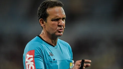 Foto: Thiago Ribeiro/AGIF - André Luiz de Freitas Castro protagonizou polêmicas em Flamengo x Santos