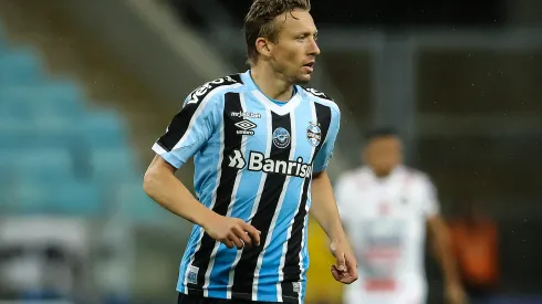 Foto: (Pedro H. Tesch/AGIF) – Lucas Leiva pretende pendurar as chuteiras no Grêmio
