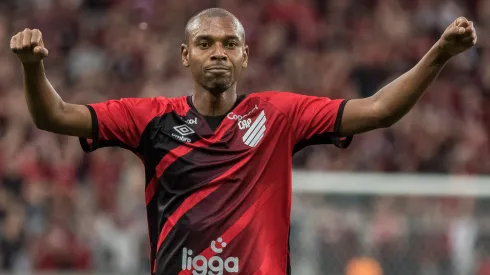 Foto: (Robson Mafra/AGIF) – Presente na final da Libertadores de 2005, Fernandinho espera levantar o título com o Athletico diante do Flamengo
