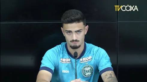 Foto: (Tv Coxa/Reprodução) - Matheus Cadorini concedeu entrevista coletiva no Coritiba nesta segunda (31)