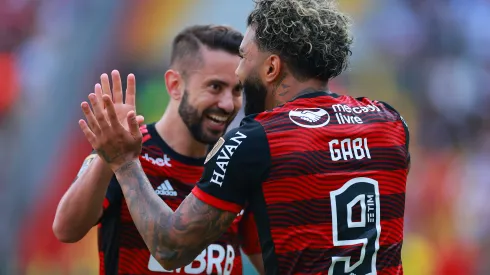 Foto: (Hector Vivas/Getty Images) - Gabigol e Éverton Ribeiro são um dos representantes do Flamengo na seleção da Libertadores