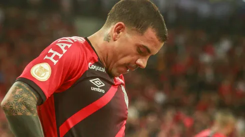 Foto: (Gabriel Machado/AGIF) - David Terans começou no banco de reservas diante do Athletico na final da Libertadores