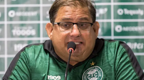 Foto: (Robson Mafra/AGIF) – Guto Ferreira tem a missão de garantir a permanência do Coritiba na elite do futebol brasileiro
