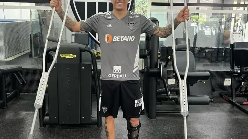 Foto: (Reprodução/Twitter Atlético) – Guilherme Arana está se recuperando de uma cirurgia no Atlético
