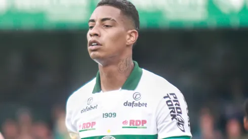 Foto: (Gabriel Machado/AGIF) - Alef Manga concedeu entrevista coletiva no Coritiba nesta terça (8)