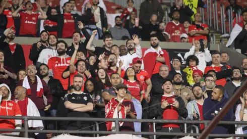 Foto: (Twitter Oficial Internacional/Divulgação) - Torcedores do Internacional comemoraram mais uma vitória sobre o São Paulo no Morumbi nesta terça (8)