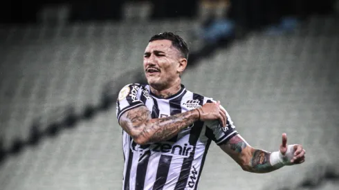 Foto: (Lucas Emanuel/AGIF) - Vina foi criticado pela torcida após o rebaixamento do Ceará