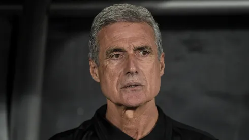 RJ - Rio de Janeiro - 10/11/2022 - BRASILEIRO A 2022, BOTAFOGO X SANTOS - Luis Castro tecnico do Botafogo durante partida contra o Santos no estadio Engenhao pelo campeonato Brasileiro A 2022. Foto: Thiago Ribeiro/AGIF