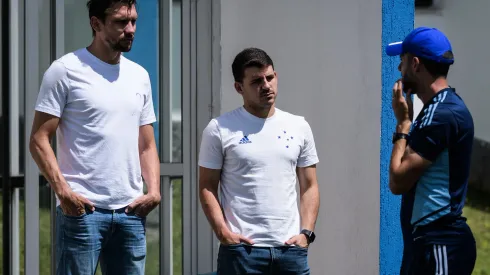 Foto: (Gustavo Aleixo/Cruzeiro) - Paulo André, à esquerda, falou sobre as movimentações do Cruzeiro nos bastidores pensando no retorno à Série A em 2023
