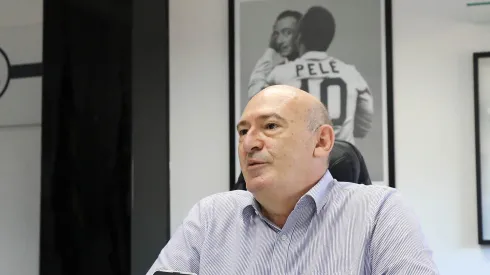 Foto: (Pedro Ernesto Guerra Azevedo/Santos FC) – Andres Rueda, presidente do Santos, deve tomar um 'chapéu' do Grêmio por um reforço que se destacou no Campeonato Argentino
