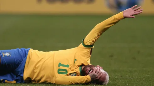 Foto: (Ettore Chiereguini/AGIF) – Um jovem torcedor da Sérvia tirou sarro de Neymar antes da estreia da Seleção Brasileira na Copa do Mundo
