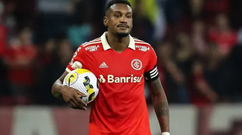 Foto: (Pedro H. Tesch/AGIF) – Edenilson, do Internacional, é a prioridade do Santos no mercado
