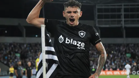 Foto: (Vítor Silva/Botafogo) - Tiquinho Soares deve ganhar um concorrente pela titularidade no Botafogo