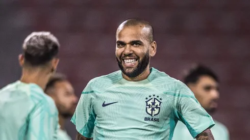 Foto: (Pedro Martins/AGIF) – A declaração de Daniel Alves sobre Mbappé dividiu a opinião dos torcedores da Seleção Brasileira
