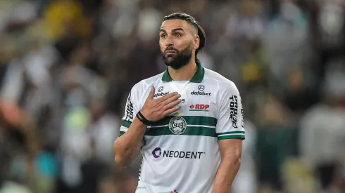 Foto: (Thiago Ribeiro/AGIF) – Léo Gamalho, ex-Coritiba, teve seu nome especulado no Ceará
