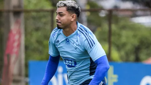 Foto: (Gustavo Aleixo/Cruzeiro) – Matheus Bidu não defenderá a camisa do Cruzeiro em 2023
