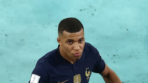 Foto: (Tim Nwachukwu/Getty Images) - Artilheiro da Copa do Mundo, Kylian Mbappé chamou a atenção dos internautas no treino da França desta terça (29)