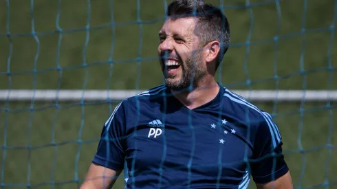 Foto: (Gustavo Aleixo/Cruzeiro) – Paulo Pezzolano deve receber um novo lateral-esquerdo no Cruzeiro em breve
