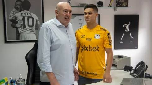 Foto: (Ivan Storti/Santos FC) – Os empresários de Rodrigo Fernández estão a caminho do Brasil para tentar resolver a situação do volante com Andres Rueda, presidente do Santos
