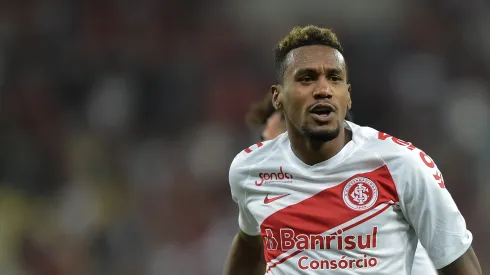 Foto: Thiago Ribeiro/AGIF - Edenilson deve deixar o Internacional em 2023