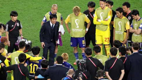 Foto: (Elsa/Getty Images)  – Hajime Moriyasu orienta os jogadores do Japão antes da decisão por pênaltis contra a Croácia nas oitavas de final da Copa do Mundo
