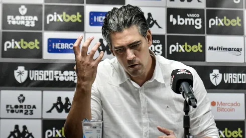 Foto: (Thiago Ribeiro/AGIF) – Paulo Bracks durante coletiva do Vasco nesta terça (6)
