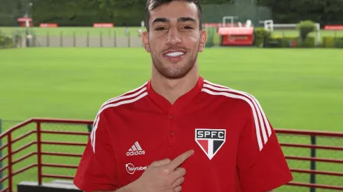 Foto: Rubens Chiri e Miguel Schincariol / saopaulofc – São Paulo acertou a contratação de Pedrinho
