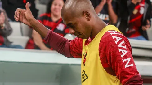 Foto: (Gabriel Machado/AGIF) - Fernandinho deve perder um de seus companheiros de posição no Athletico