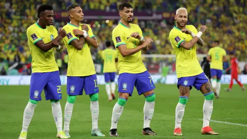 Francois Nel/Getty Images- Vini, Neymar, Paquetá e Raphinha comemorando gol diante da Coreia do Sul
