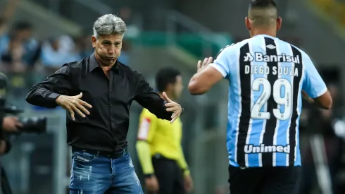 Foto: (Pedro H. Tesch/AGIF) – Renato brincou com a forma física de Diego Souza no Grêmio
