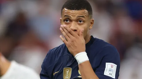 Foto: (Alex Grimm/Getty Images) - Torcedores pediram para que o árbitro brasileiro expulse Mbappé nas quartas de final da Copa do Mundo, no sábado (10)