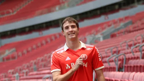 Foto: (Ricardo Duarte/Internacional) – Mário Fernandes, ex-Grêmio, foi apresentado pelo Internacional nesta quinta (15)
