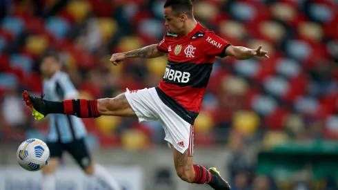 RIO DE JANEIRO, BRAZIL – SEPTEMBER 15: Michael of Flamengo controls the ball during a second leg quarter final match of Copa Do Brasil between Flamengo and Gremio at Maracana Stadium on September 15, 2021 in Rio de Janeiro, Brazil. For the first time after the beginning of COVID-19 restrictions, fans are being allowed back in the stadium for local games. In orther to access fans need to present a negative PCR test result and their COVID-19 vaccination card. (Photo by Wagner Meier/Getty Images)
