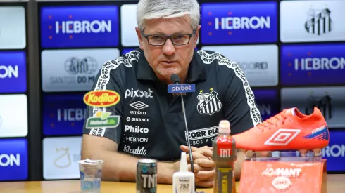 Foto: (Fernanda Luz/AGIF) – Odair Hellmann foi apresentado pelo Santos nesta sexta (16)
